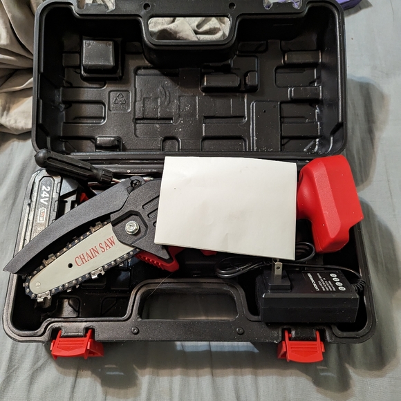 Battery powered mini chainsaw - Picture 5 of 8